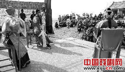 莱阳京剧团为村民表演京剧《穆桂英挂帅》