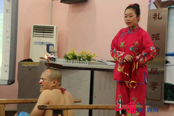 &ldquo;川剧进校园&rdquo;冒雨到成师附小万科分校公益巡演