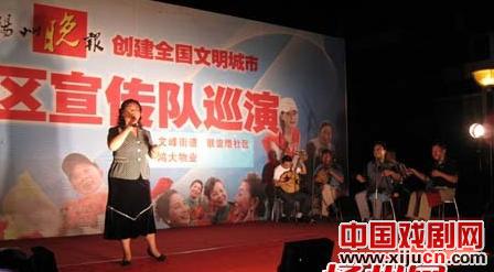 扬州新闻政文界京剧联合会到社区演出