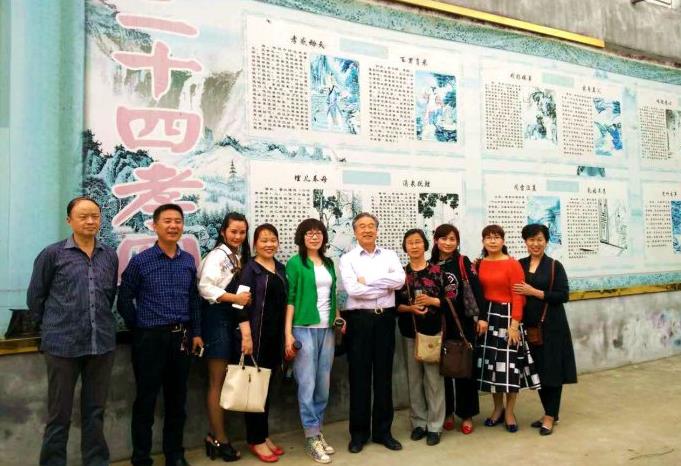 原南阳曲剧团团长牛长鑫率领南阳市戏曲名家演出队深入基层