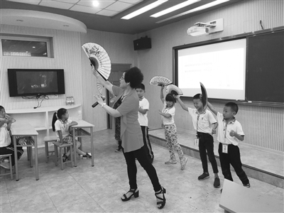 越剧演员陈昕进校园授艺