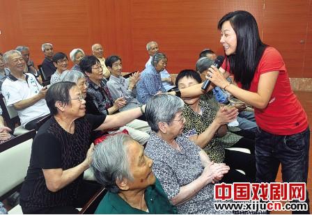 张小君带领&ldquo;小君越剧社&rdquo;为老人们送上一场经典越剧折子戏演出