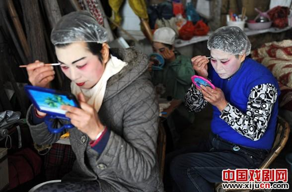 嵊州市红蕾越剧团冒雨为村民演出