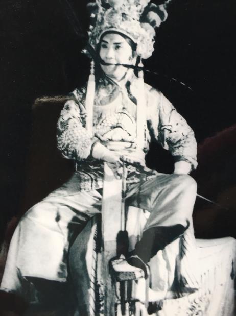 朱俊臣年轻时的俊朗扮相