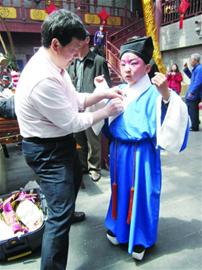 全家五代爱京剧行头装满了仨衣柜