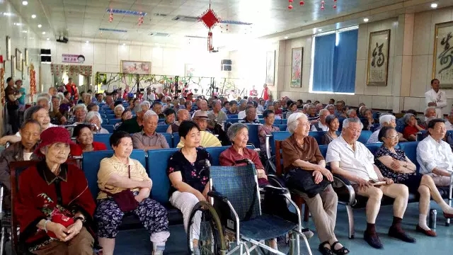 川剧名丑受热捧 成都市川剧院&ldquo;蓉城金秋&rdquo;志愿小分队走进市第一福利院