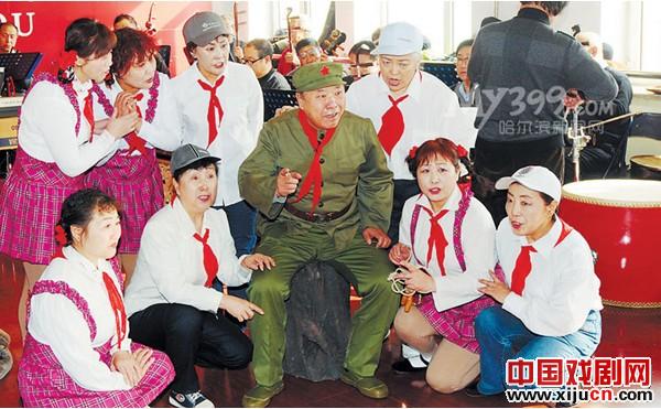 抚顺社区艺术中心的老人们排练评剧《雷锋的童年》