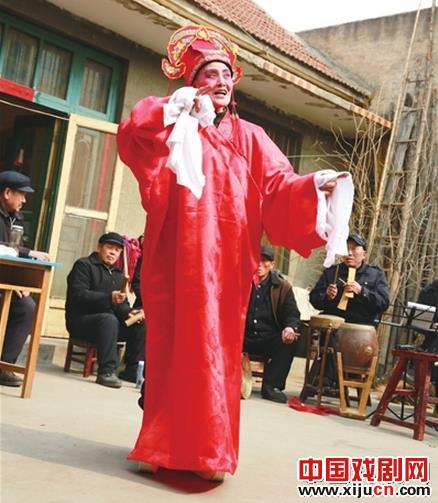 年近六旬的沈银英成立银英豫剧团 四岁登台成为&ldquo;小童星&rdquo;