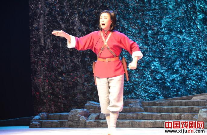 周口市豫剧团演出铿锵玫瑰《山城母亲》