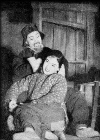 王文娟饰演喜儿，钱妙花饰演杨白劳