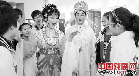 江浙沪经典越剧大展演让中学生免费看戏