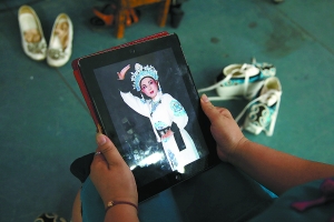 2004年，鸣越社首演《狸猫换太子》时李邯的扮相。从那时起，她参加了鸣越社上百场的演出。