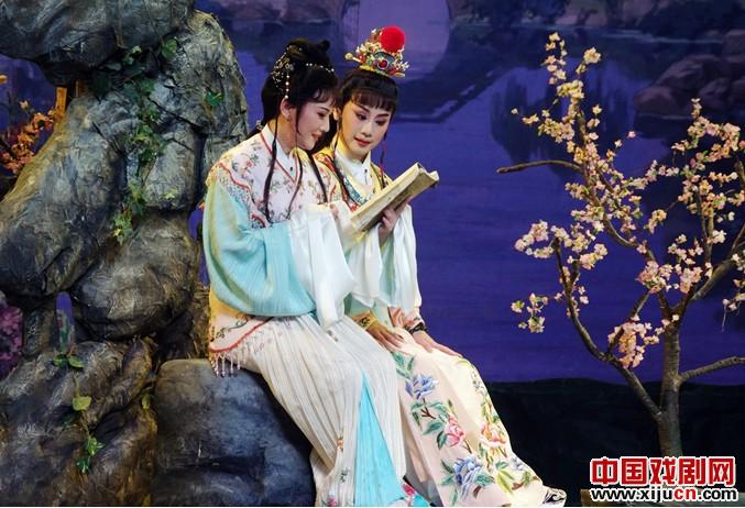 老戏迷&ldquo;爱花爱萍&rdquo;追到后台要送牡丹饼