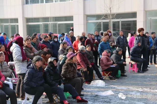 辽宁凌源市新百花评剧团到半壁山镇演出