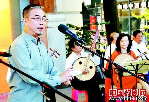 京剧票友齐聚汉街