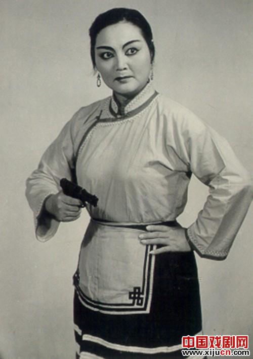 马金凤在《野火春风斗古城》《扒瓜园》及《红嫂》唱段欣赏