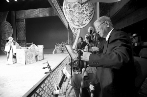 八旬老翁忘我地拉起京胡