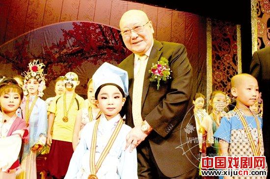 章晌旻朱和李弈喜摘&ldquo;中国少儿戏曲小梅花荟萃&rdquo;金奖