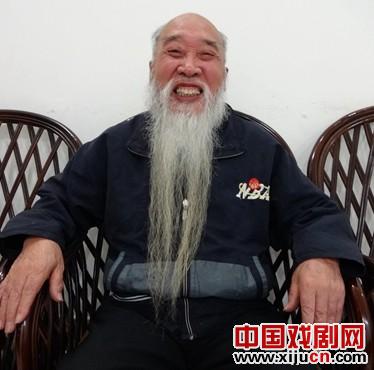 因酷爱川剧 七旬老翁胡世元蓄胡须一尺多长