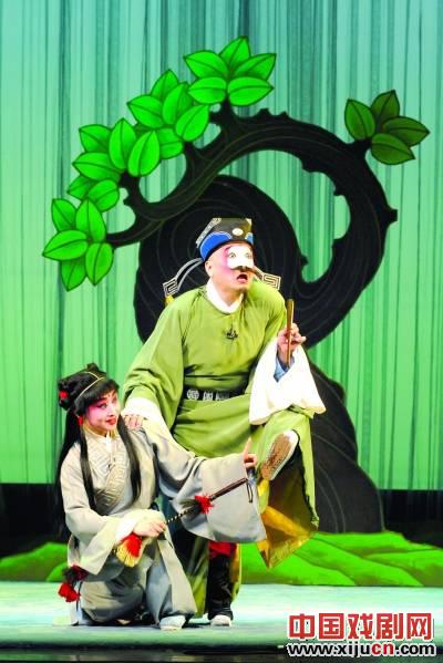 湖北省京剧院的招牌戏《徐九经升官记》：丑角扬美德