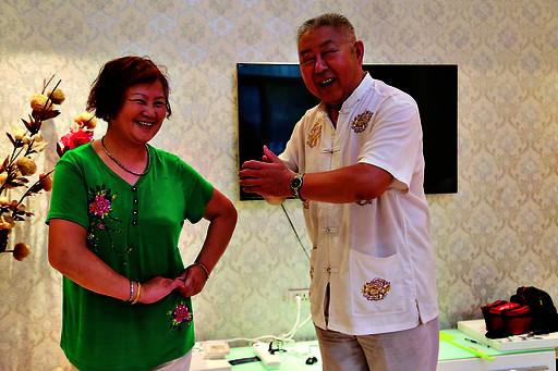 豫剧戏迷程宜海夫妇 创业成功后带着爱人去学戏