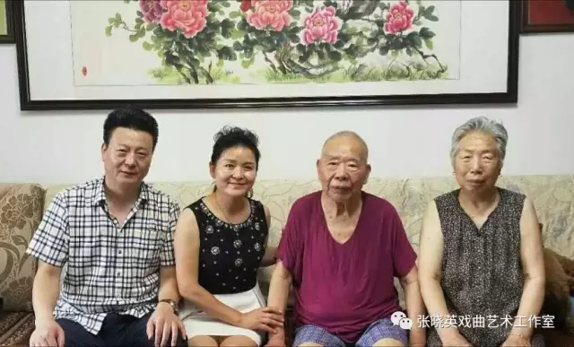 曲剧泰斗马琪先生热情祝贺张晓英小品专场晚会圆满成功