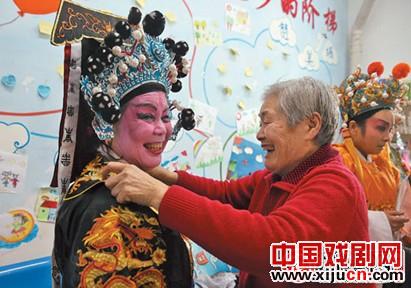 李奶奶自掏腰包组建社区豫剧队