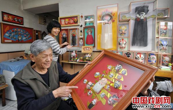 75岁的陈文举老人为革命英雄制作京剧脸谱