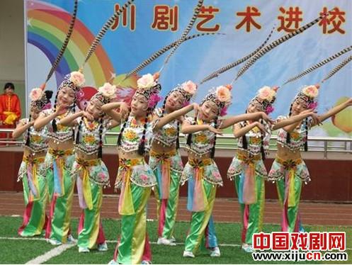 数百学生学川剧