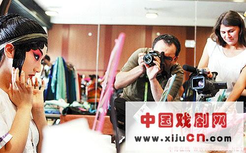 外国记者痴迷中国京剧