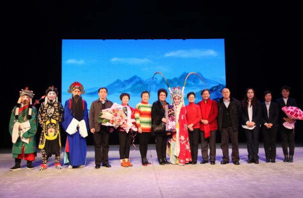 张欢与院领导、老师及演职人员合影