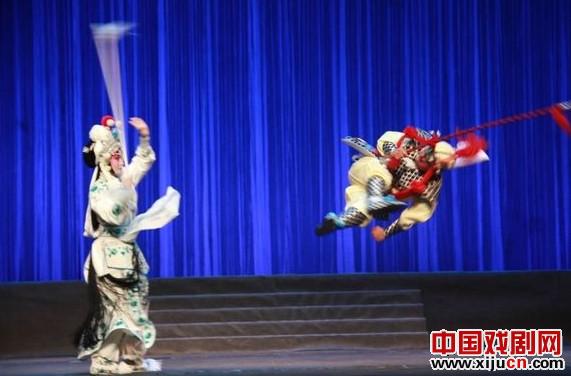 豫剧《白蛇传水斗》剧照