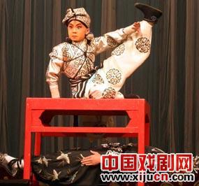 京剧舞台上的桌椅