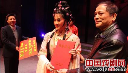 商丘市隆重表彰戏曲梅花奖得主商丘市豫剧院院长陈新琴