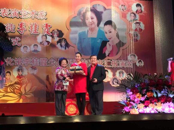 评剧表演艺术家谷文月天津滨海新区再收新徒李桂霞