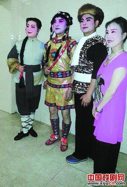 数十名成员自筹资金连续举办四届京剧演唱会