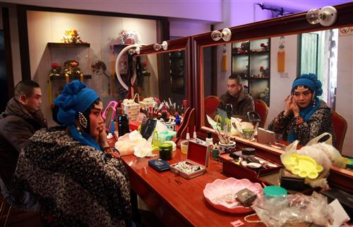 演员们在向观众免费演出做准备