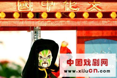 苏州碧波实验小学参赛机器人表演&ldquo;川剧变脸&rdquo;