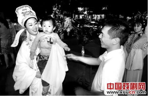 2岁的胡嘉瑞非要和妈妈一起登台演出越剧