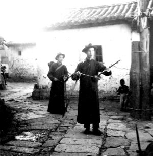 扬琴艺人走街串巷卖唱的情景。