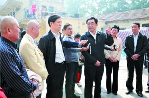 郭迎光看望市豫剧团演员