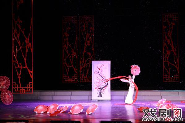 赵思表演魔术《梅花赋》