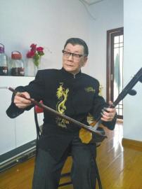 傅学信在家里拉盖板