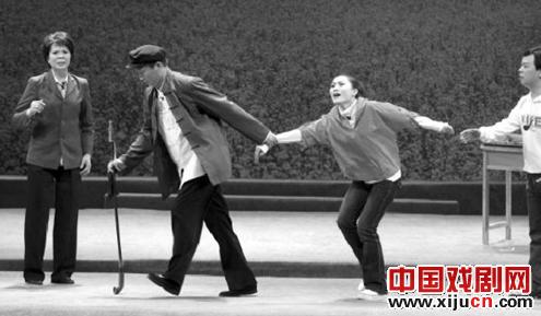 湖北豫剧院演出现代豫剧《乡村调解员》