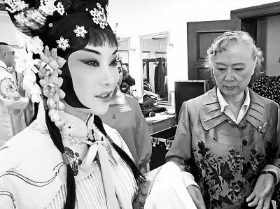 刘长瑜来汉亲授京剧《春草闯堂》