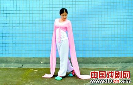 陈翔从小爱越剧 同学都笑她