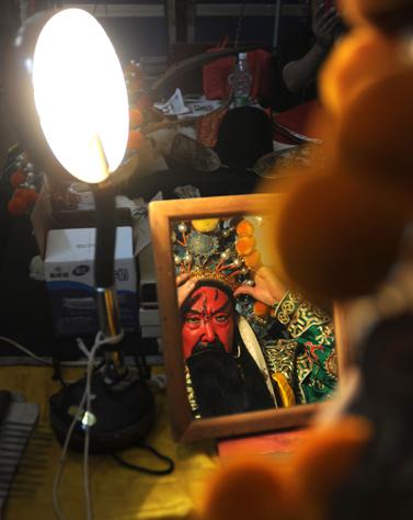 八旬&ldquo;关公&rdquo;自费演出京剧 老人最后一场戏