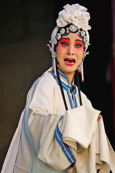 呼和浩特地区晋剧的唱腔和念白渐渐脱离了山西晋剧的标准