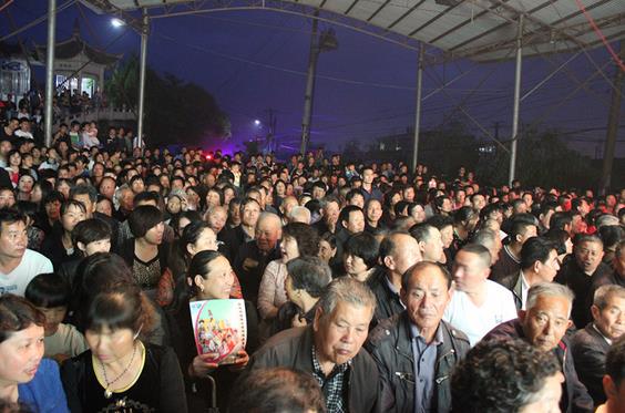 余杭小百花雨中展风采
