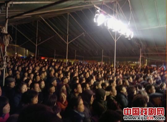 余杭小百花越剧团演出舞台版&ldquo;余杭滚灯&rdquo;大受欢迎